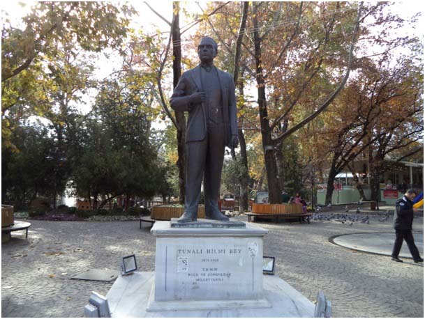 162 29127 tunali hilmi heykeli