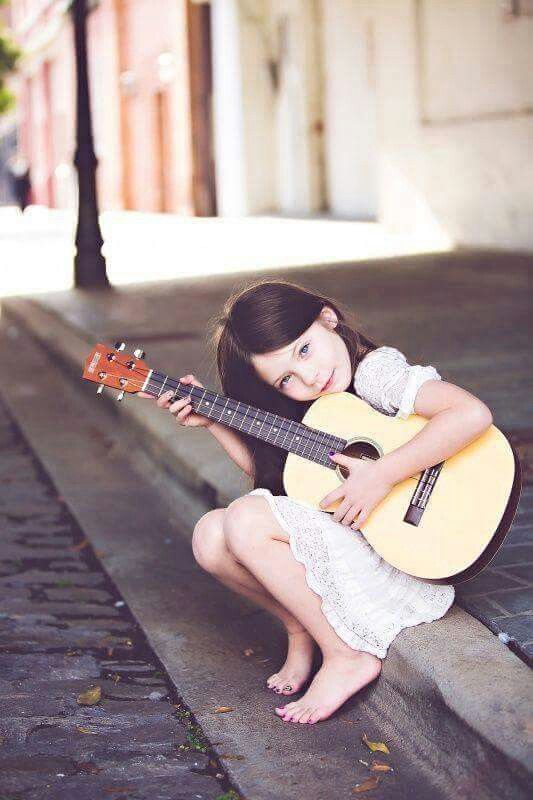 Niña Con Guitarra